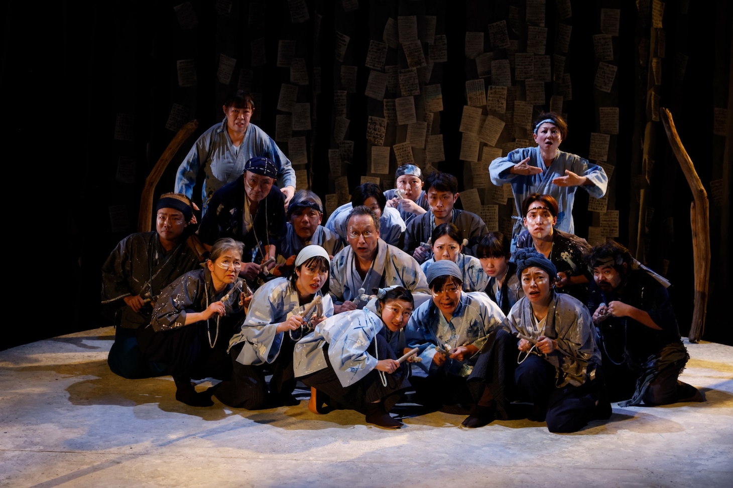 市民と創造する演劇「赤鬼」舞台手話通訳付きバージョンより。