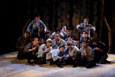 市民と創造する演劇「赤鬼」舞台手話通訳付きバージョンより。