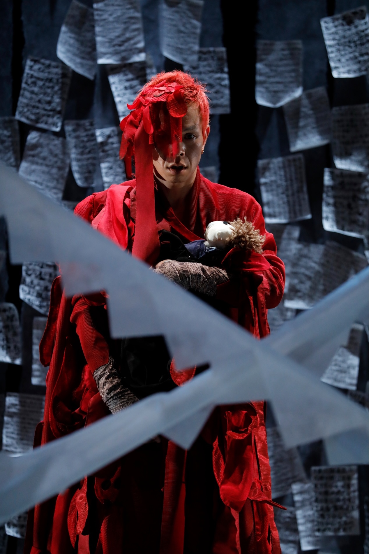 市民と創造する演劇「赤鬼」舞台手話通訳付きバージョンより。