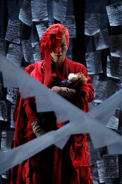 市民と創造する演劇「赤鬼」舞台手話通訳付きバージョンより。