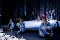 市民と創造する演劇「赤鬼」舞台手話通訳付きバージョンより。