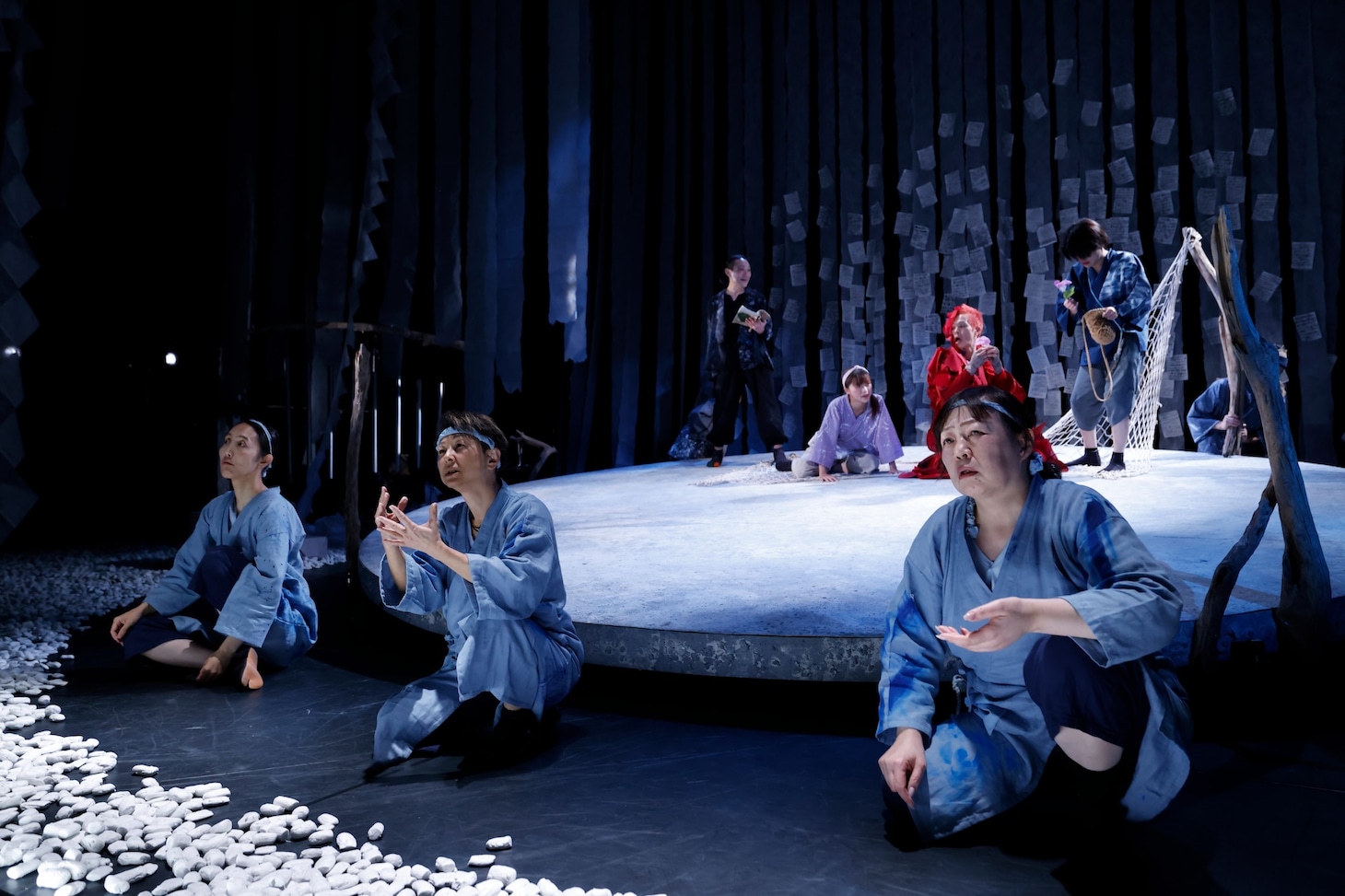 市民と創造する演劇「赤鬼」舞台手話通訳付きバージョンより。