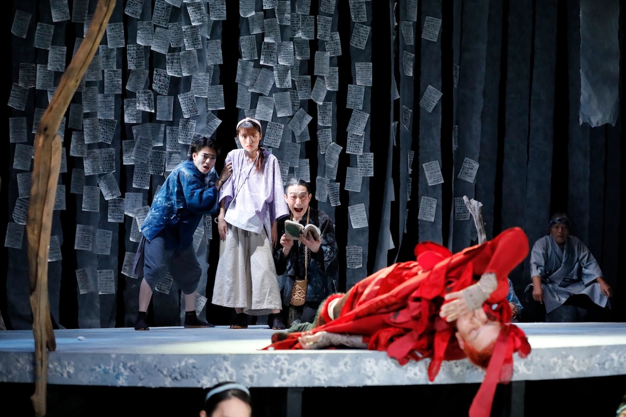 市民と創造する演劇「赤鬼」舞台手話通訳付きバージョンより。