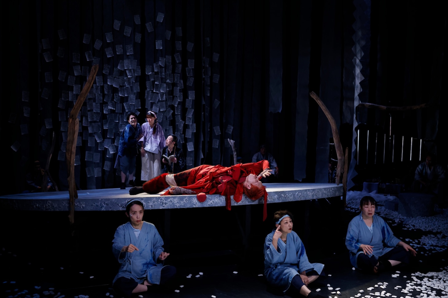 市民と創造する演劇「赤鬼」舞台手話通訳付きバージョンより。