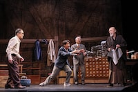 こまつ座 第157回公演「国語事件殺人辞典」より。