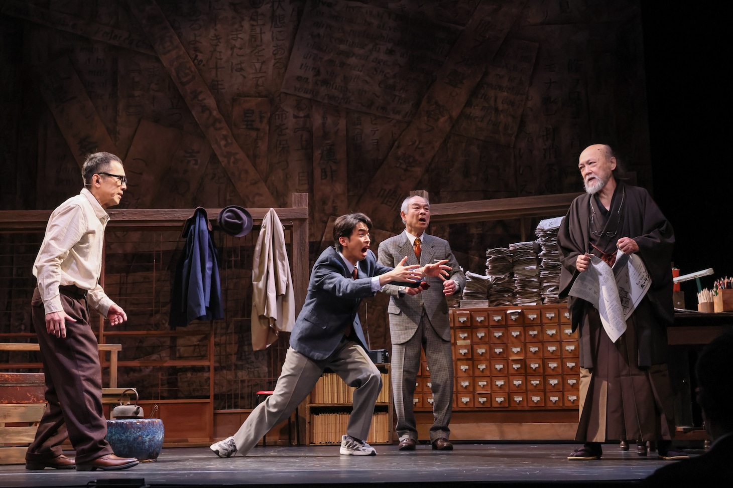 こまつ座 第157回公演「国語事件殺人辞典」より。