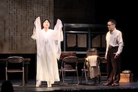 こまつ座 第157回公演「国語事件殺人辞典」より。