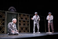 こまつ座 第157回公演「国語事件殺人辞典」より。