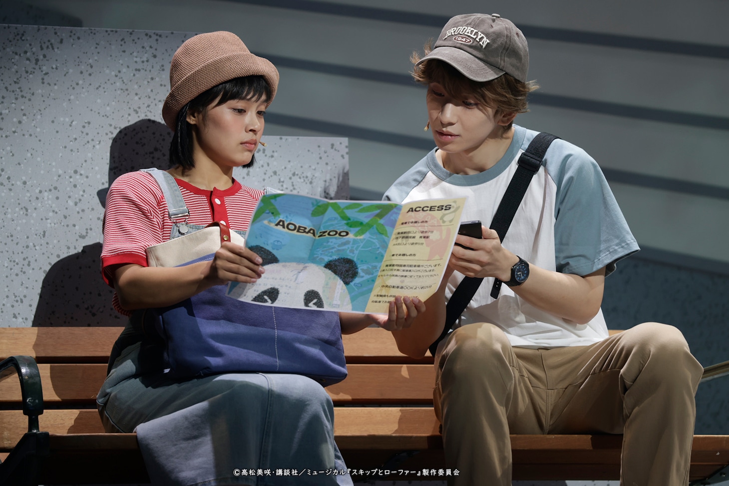 ミュージカル「スキップとローファー」より。左から清水美依紗演じる岩倉美津未、吉高志音演じる志摩聡介