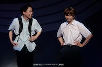 ミュージカル「スキップとローファー」より。左から福島海太扮する福永玖里寿、吉高志音扮する志摩聡介
