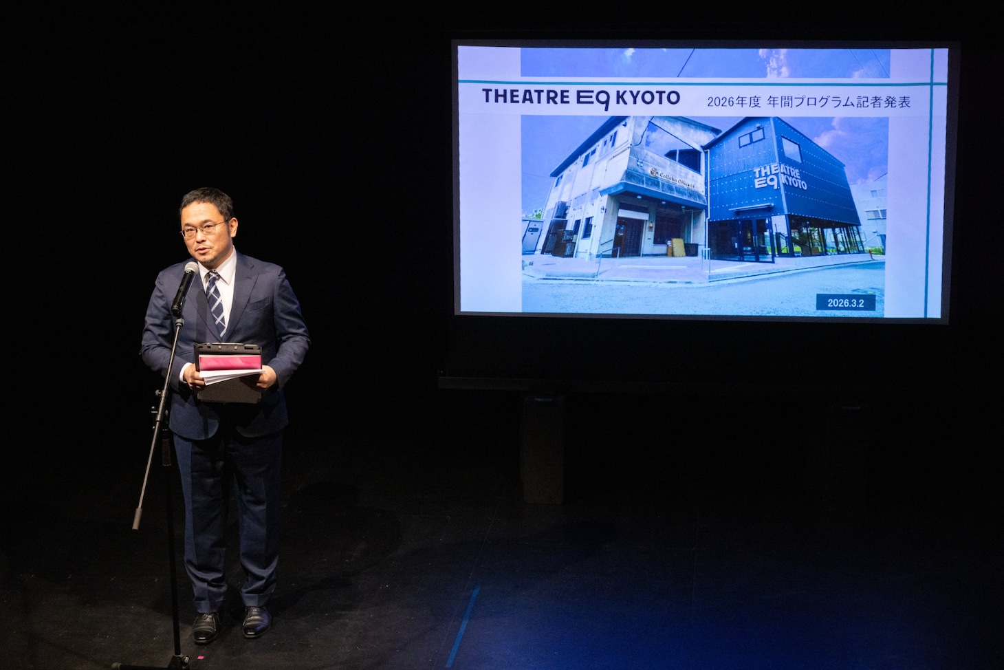 芸術監督・あごうさとしの発表の様子。