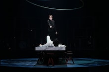 舞台「悪の花」開幕、韓国ドラマ16話を2時間に凝縮…五関晃一「その中で『愛』を見つけて」