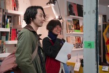 KOBE MEMBERSとして参加している、アートディレクター・高見澤清隆がディレクションする「MODERN BLUE 現代の憂鬱」の店頭で。スタッフと対話する森山未來（左）。