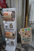 「ふつか」の店頭にはモトコーをイメージしてデザインされたミニポーチのカプセルトイも。