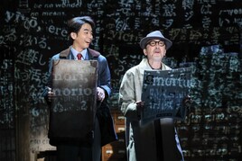 筧利夫が国語学者・花見万太郎役演じる、こまつ座「国語事件殺人辞典」東京で開幕