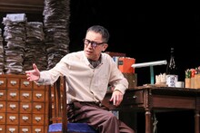 筧利夫が国語学者・花見万太郎役演じる、こまつ座「国語事件殺人辞典」東京で開幕