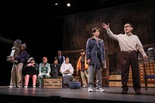 筧利夫が国語学者・花見万太郎役演じる、こまつ座「国語事件殺人辞典」東京で開幕