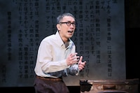 こまつ座 第157回公演「国語事件殺人辞典」より。（撮影：宮川舞子）