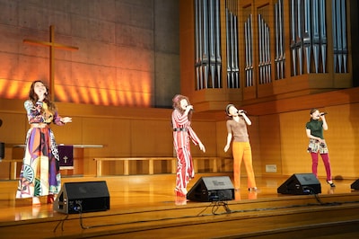 左からMARIA-E、マルシア、昆夏美、セントチヒロ・チッチ。