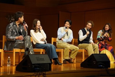 左から竹内涼真、真瀬はるか、糸川耀士郎、木原瑠生、MARIA-E。
