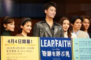 左からセントチヒロ・チッチ、昆夏美、竹内涼真、真瀬はるか、糸川耀士郎、木原瑠生。