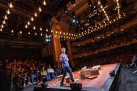 「エブリ・ブリリアント・シング」より。（Photo by Matthew Murphy）