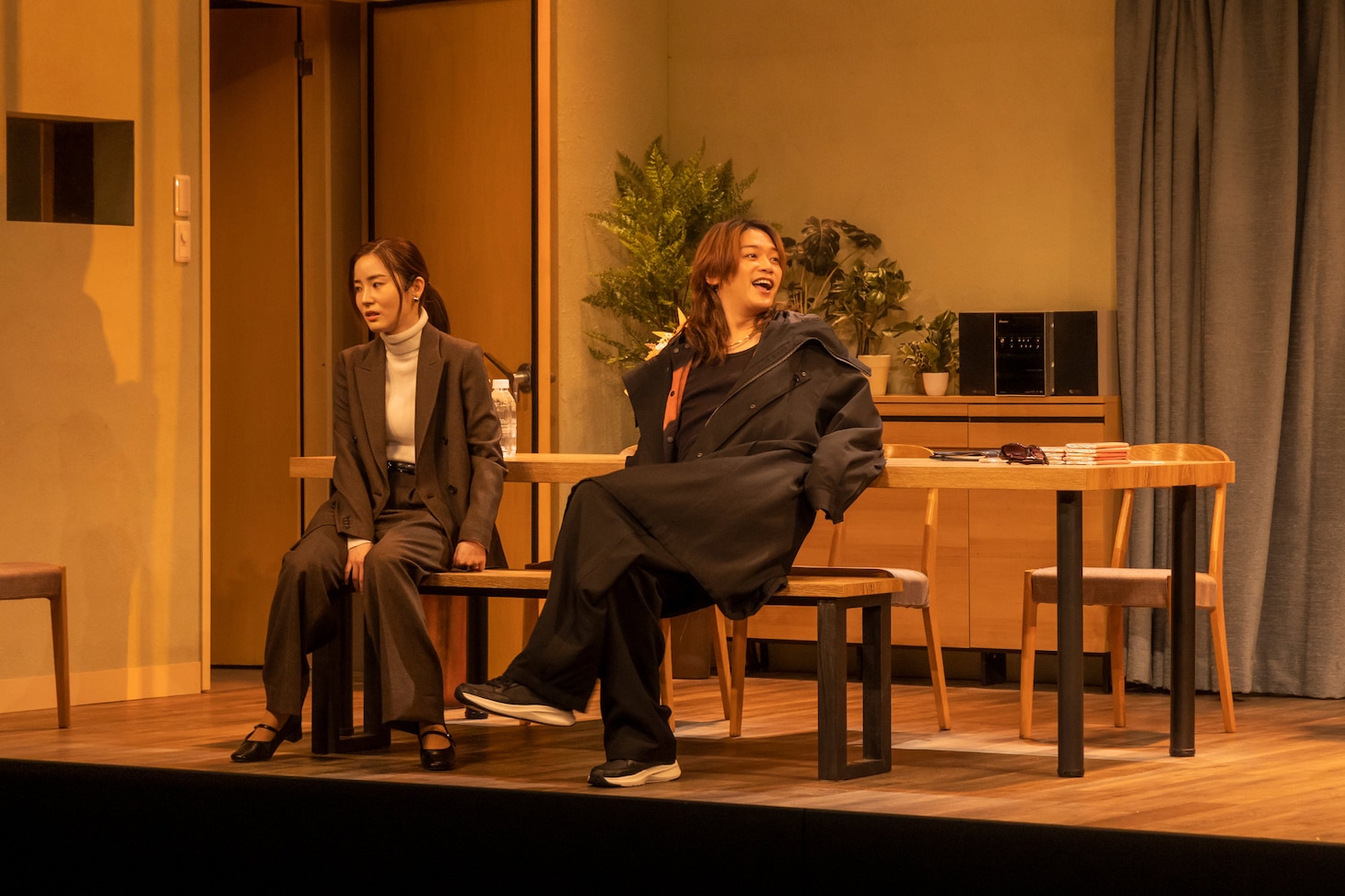 PARCO PRODUCE 2026「ジン・ロック・ライム」より。（撮影：岡千里）