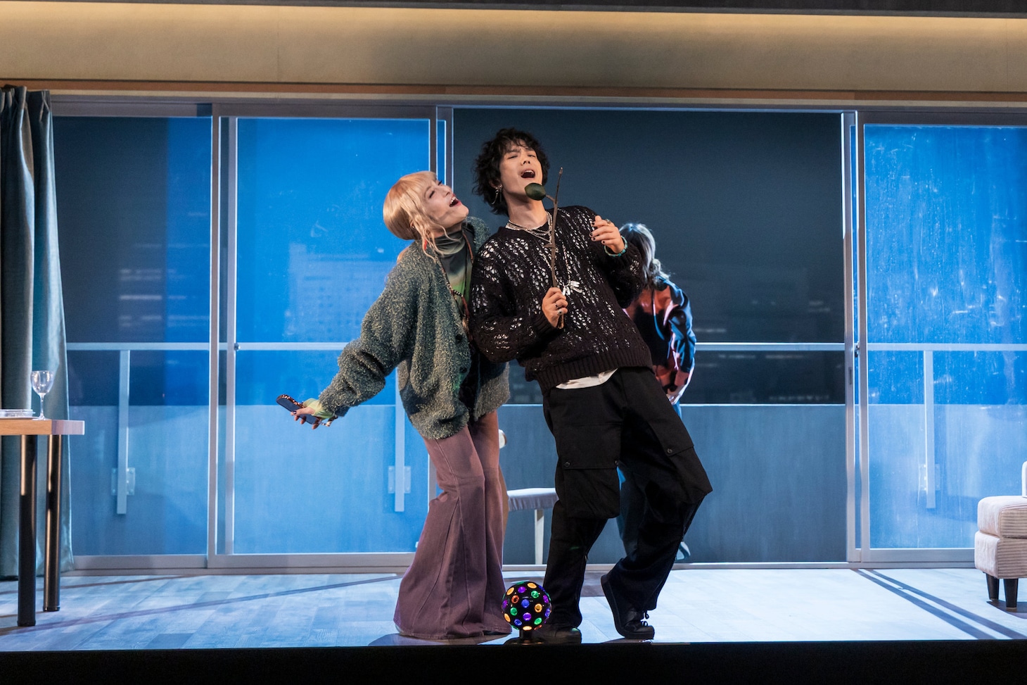 PARCO PRODUCE 2026「ジン・ロック・ライム」より。（撮影：岡千里）