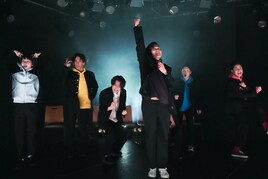 柿喰う客 新人卒業公演「青春部隊」が開幕、抱えきれないパッション詰め込む