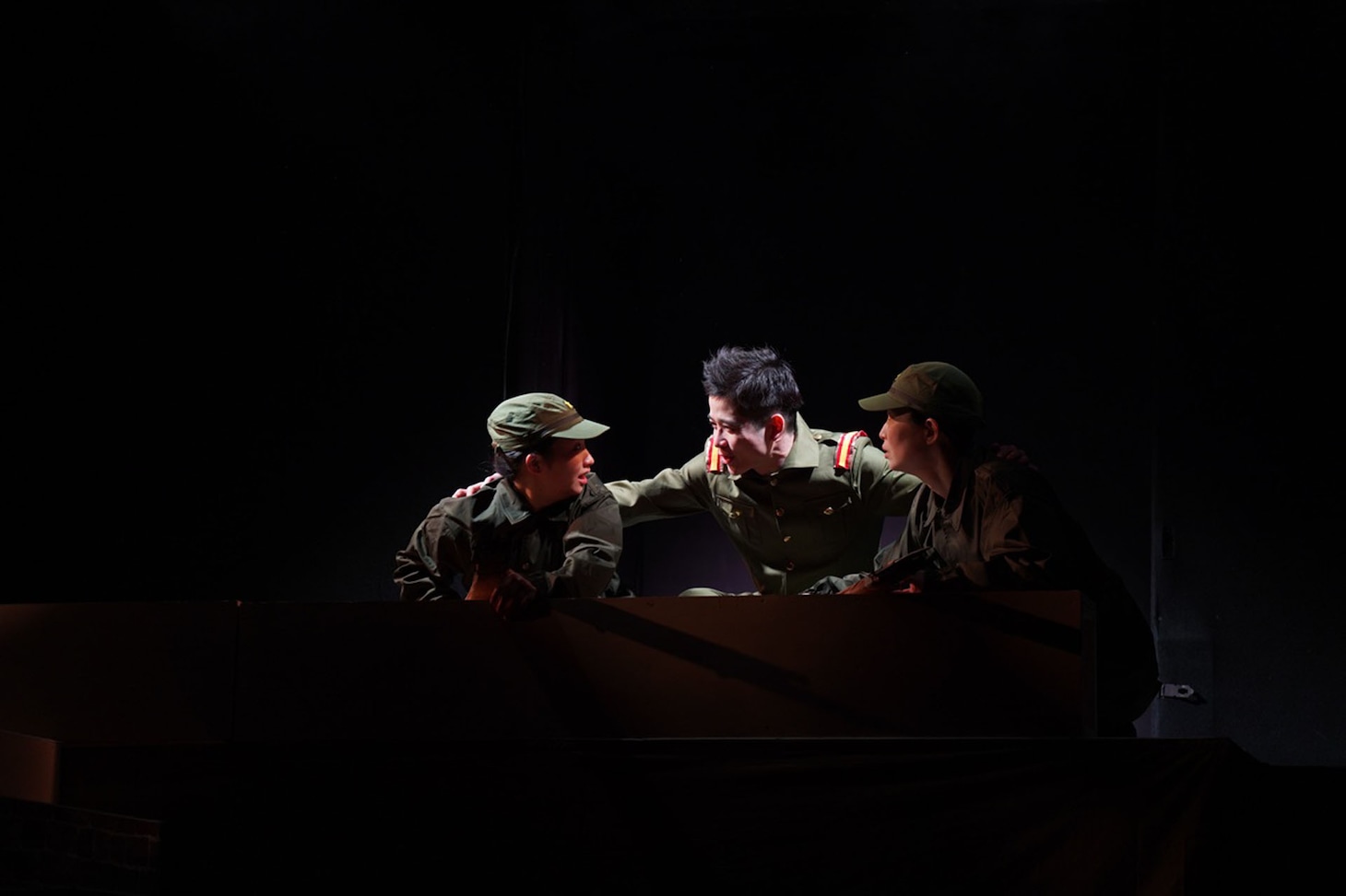 劇団東京ミルクホール第28回本公演 J.K.Goodman さよなら特別興行「虹色のトロツキー 建国大学篇」より。