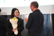 明日が誕生日の黒木華（左）に、ティモフェイ・クリャービン（右）から花束がサプライズで渡された。