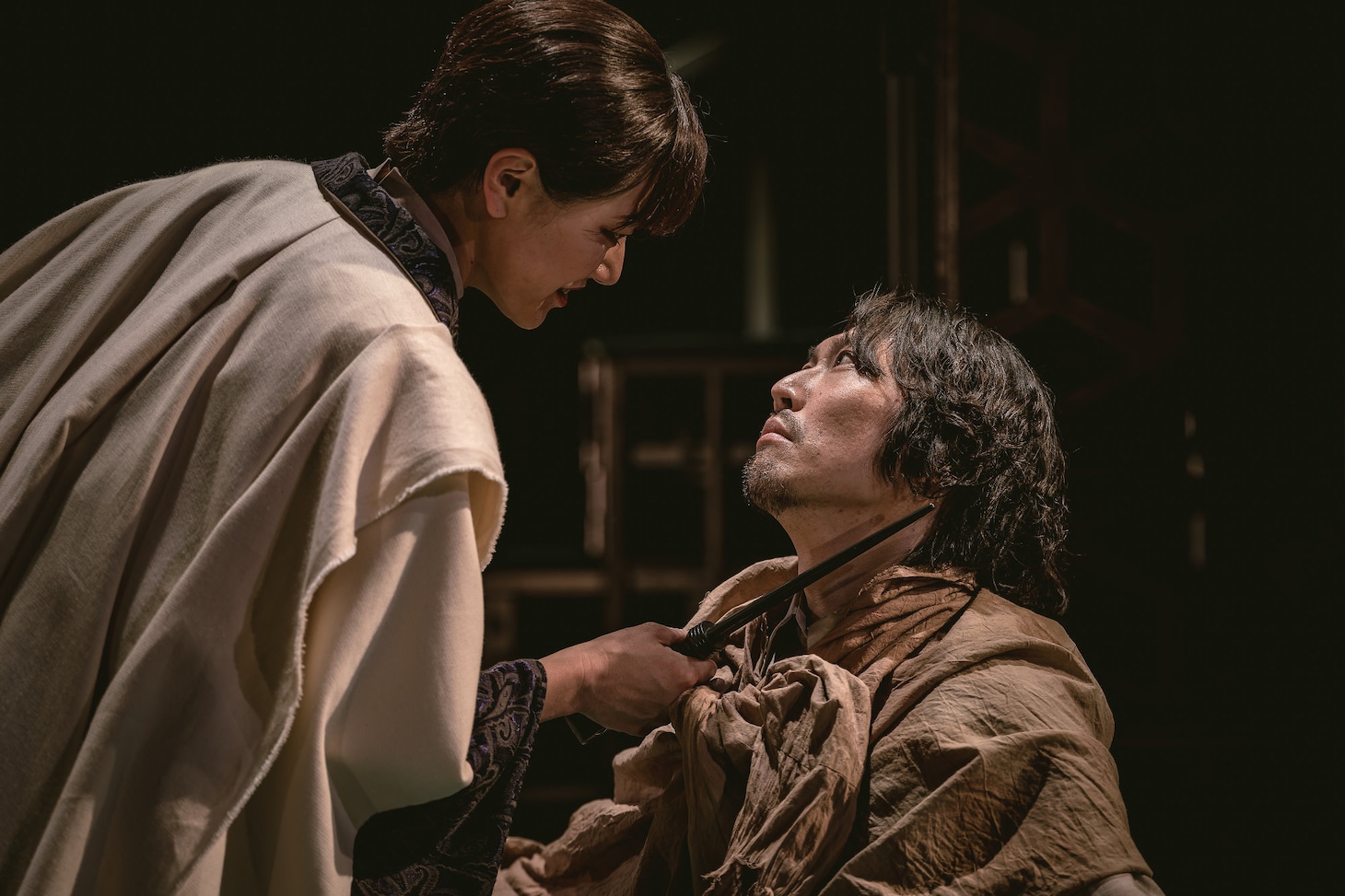 ロームシアター京都×京都芸術センター U35 創造支援プログラム “KIPPU” トレモロ 第5回本公演「コリオレーナス」より。（撮影：井上嘉和）