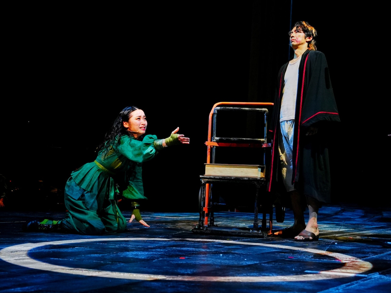 瀬戸山美咲「いまの私たちの姿そのもの」木下晴香らが紡ぐ音楽劇「コーカサスの白墨の輪」開幕