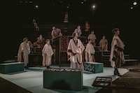 ロームシアター京都×京都芸術センター U35 創造支援プログラム “KIPPU” トレモロ 第5回本公演「コリオレーナス」より。（撮影：井上嘉和）