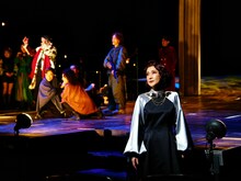 瀬戸山美咲「いまの私たちの姿そのもの」木下晴香らが紡ぐ音楽劇「コーカサスの白墨の輪」開幕