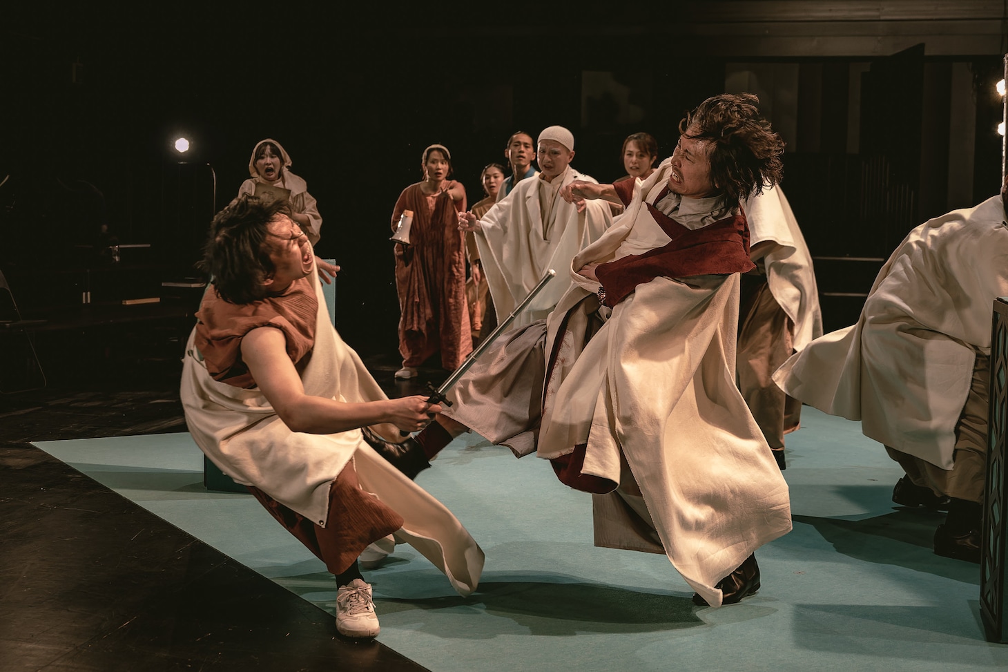 ロームシアター京都×京都芸術センター U35 創造支援プログラム “KIPPU” トレモロ 第5回本公演「コリオレーナス」より。（撮影：井上嘉和）