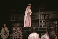 ロームシアター京都×京都芸術センター U35 創造支援プログラム “KIPPU” トレモロ 第5回本公演「コリオレーナス」より。（撮影：井上嘉和）