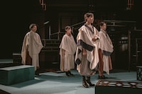 ロームシアター京都×京都芸術センター U35 創造支援プログラム “KIPPU” トレモロ 第5回本公演「コリオレーナス」より。（撮影：井上嘉和）