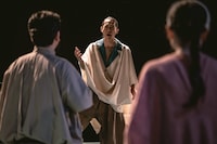 ロームシアター京都×京都芸術センター U35 創造支援プログラム “KIPPU” トレモロ 第5回本公演「コリオレーナス」より。（撮影：井上嘉和）