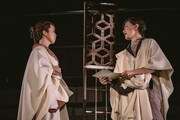 ロームシアター京都×京都芸術センター U35 創造支援プログラム “KIPPU” トレモロ 第5回本公演「コリオレーナス」より。（撮影：井上嘉和）