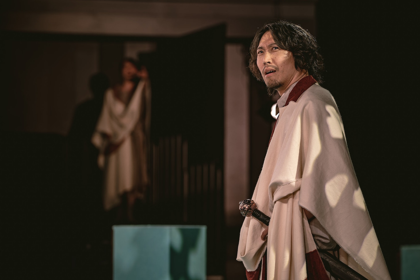 ロームシアター京都×京都芸術センター U35 創造支援プログラム “KIPPU” トレモロ 第5回本公演「コリオレーナス」より。（撮影：井上嘉和）