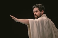 ロームシアター京都×京都芸術センター U35 創造支援プログラム “KIPPU” トレモロ 第5回本公演「コリオレーナス」より。（撮影：井上嘉和）