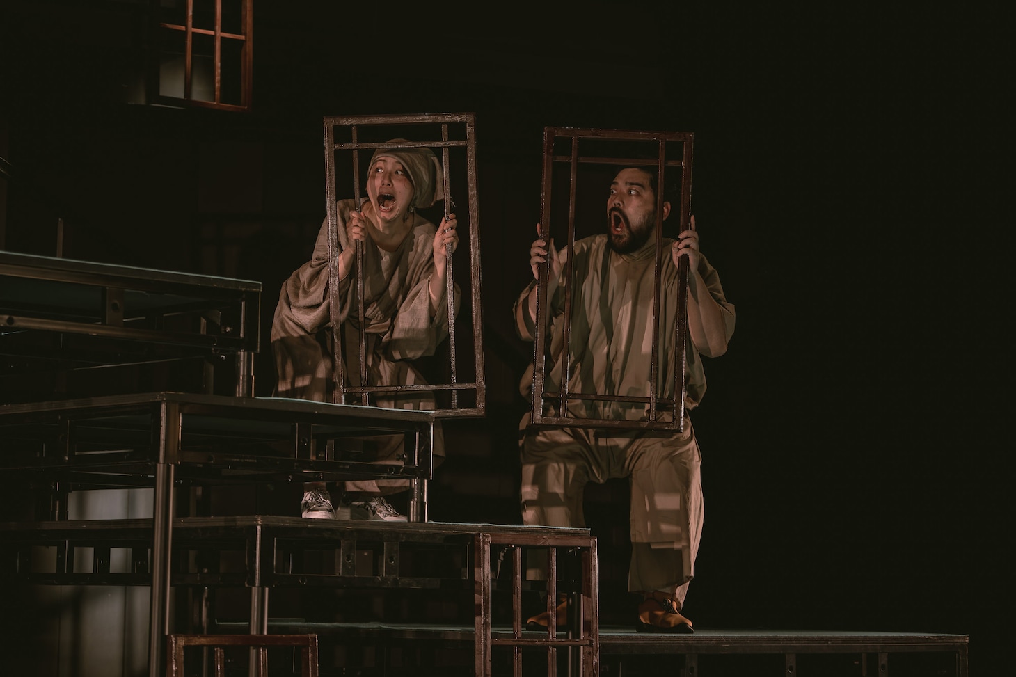 ロームシアター京都×京都芸術センター U35 創造支援プログラム “KIPPU” トレモロ 第5回本公演「コリオレーナス」より。（撮影：井上嘉和）