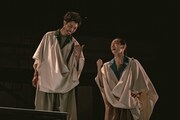 ロームシアター京都×京都芸術センター U35 創造支援プログラム “KIPPU” トレモロ 第5回本公演「コリオレーナス」より。（撮影：井上嘉和）