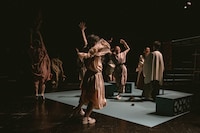 ロームシアター京都×京都芸術センター U35 創造支援プログラム “KIPPU” トレモロ 第5回本公演「コリオレーナス」より。（撮影：井上嘉和）