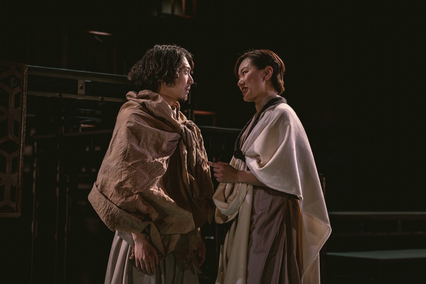 ロームシアター京都×京都芸術センター U35 創造支援プログラム “KIPPU” トレモロ 第5回本公演「コリオレーナス」より。（撮影：井上嘉和）