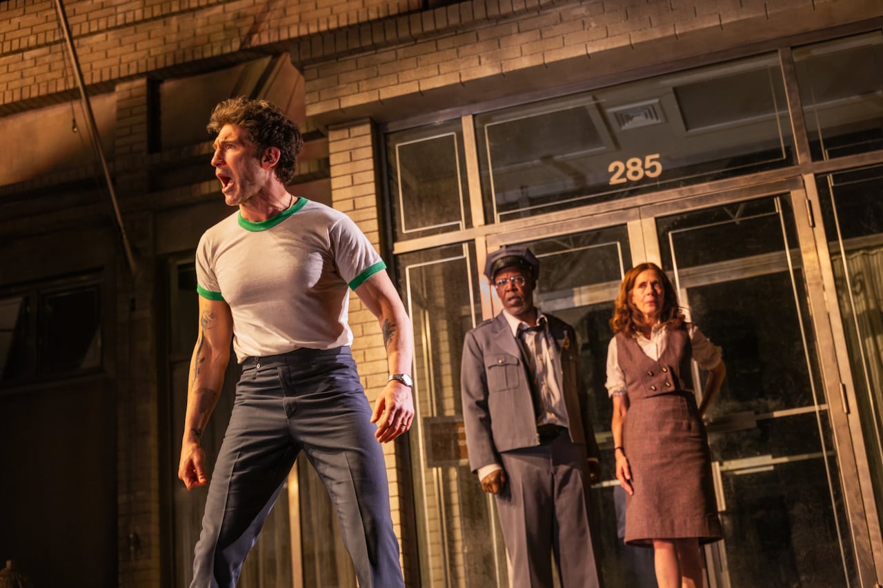 【BROADWAY THIS WEEK】映画「狼たちの午後」が新作舞台としてよみがえる、演出はルパート・グールド