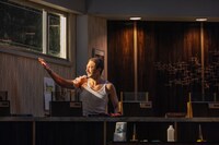 「狼たちの午後」より。（Photo by Matthew Murphy and Evan Zimmerma）