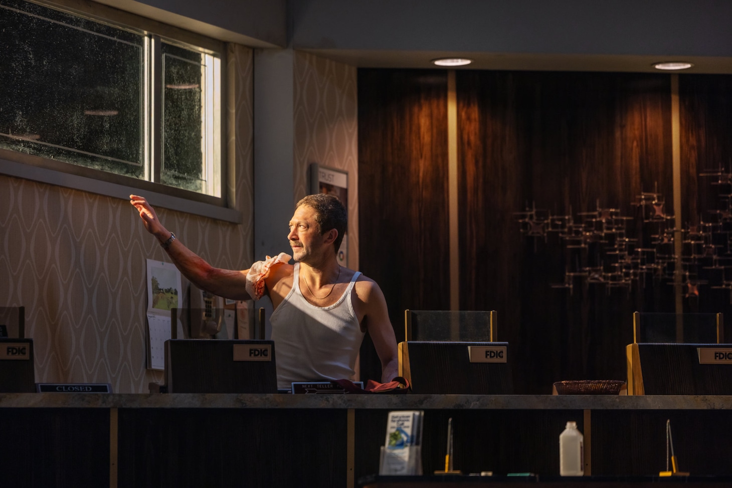 「狼たちの午後」より。（Photo by Matthew Murphy and Evan Zimmerma）