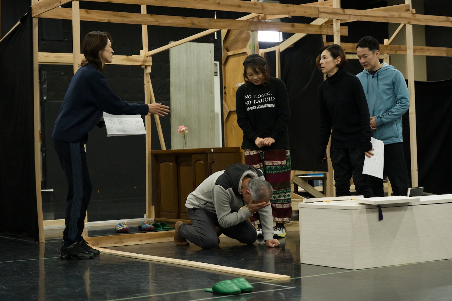 エクストリーム・シチュエーションコメディ（kcal）「汗が目に入っただけ」稽古の様子。（撮影：伊藤智美）
